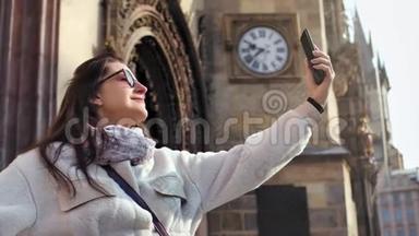 快乐女游客使用智能手机自拍在历史<strong>宫殿背景</strong>下摆姿势